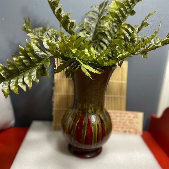 This is a beautiful red, vase with various colors of yellow and khaki running - Picture 4 of 6